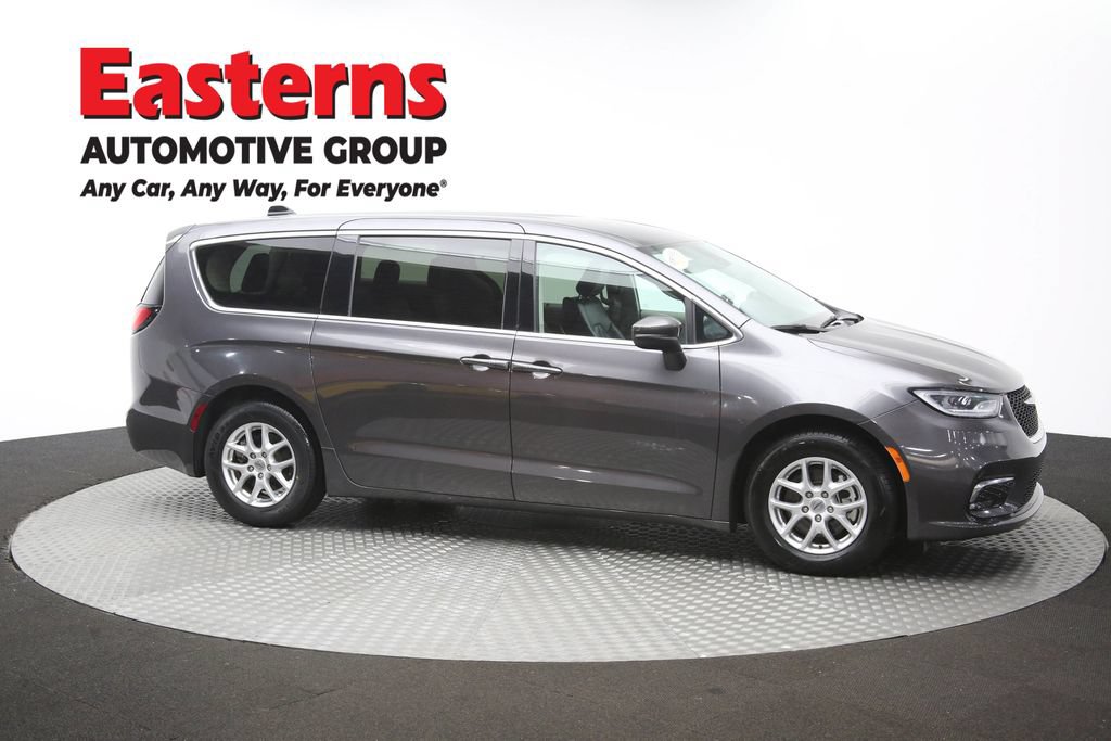 Used 2023 Chrysler Pacifica Touring-L FWD image 48