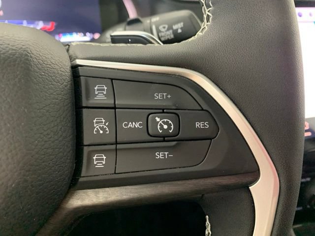 Used 2024 Jeep Grand Cherokee Limited w/ Black Appearance Package AWD/4WD image 35