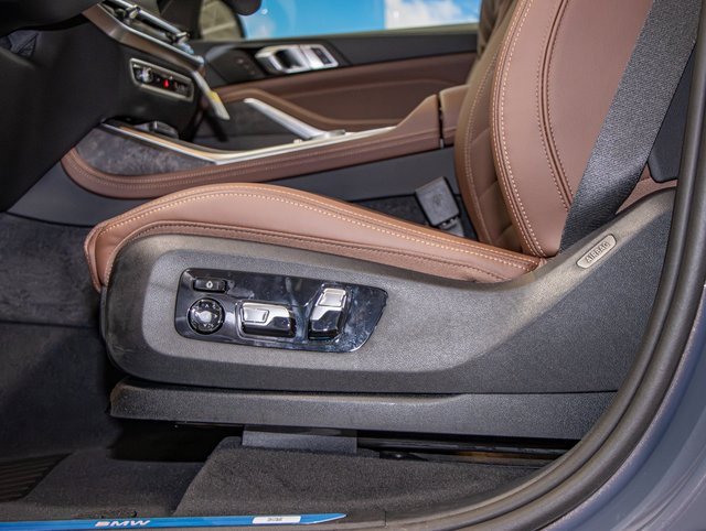 Used 2025 BMW X7 xDrive40i w/ Premium Package image 15