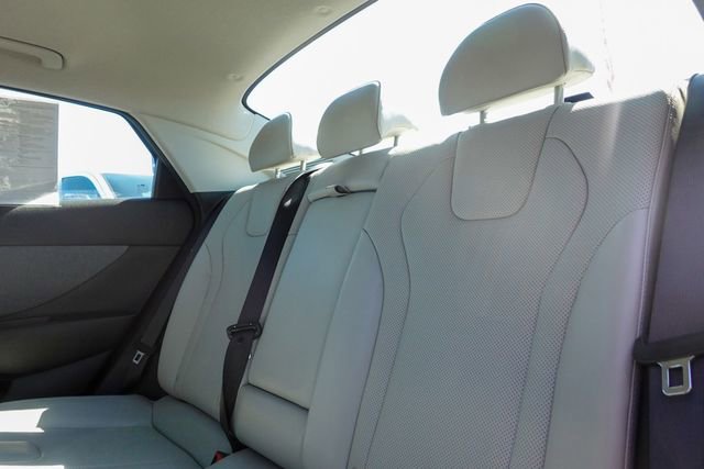 Used 2021 Hyundai Elantra Limited image 26