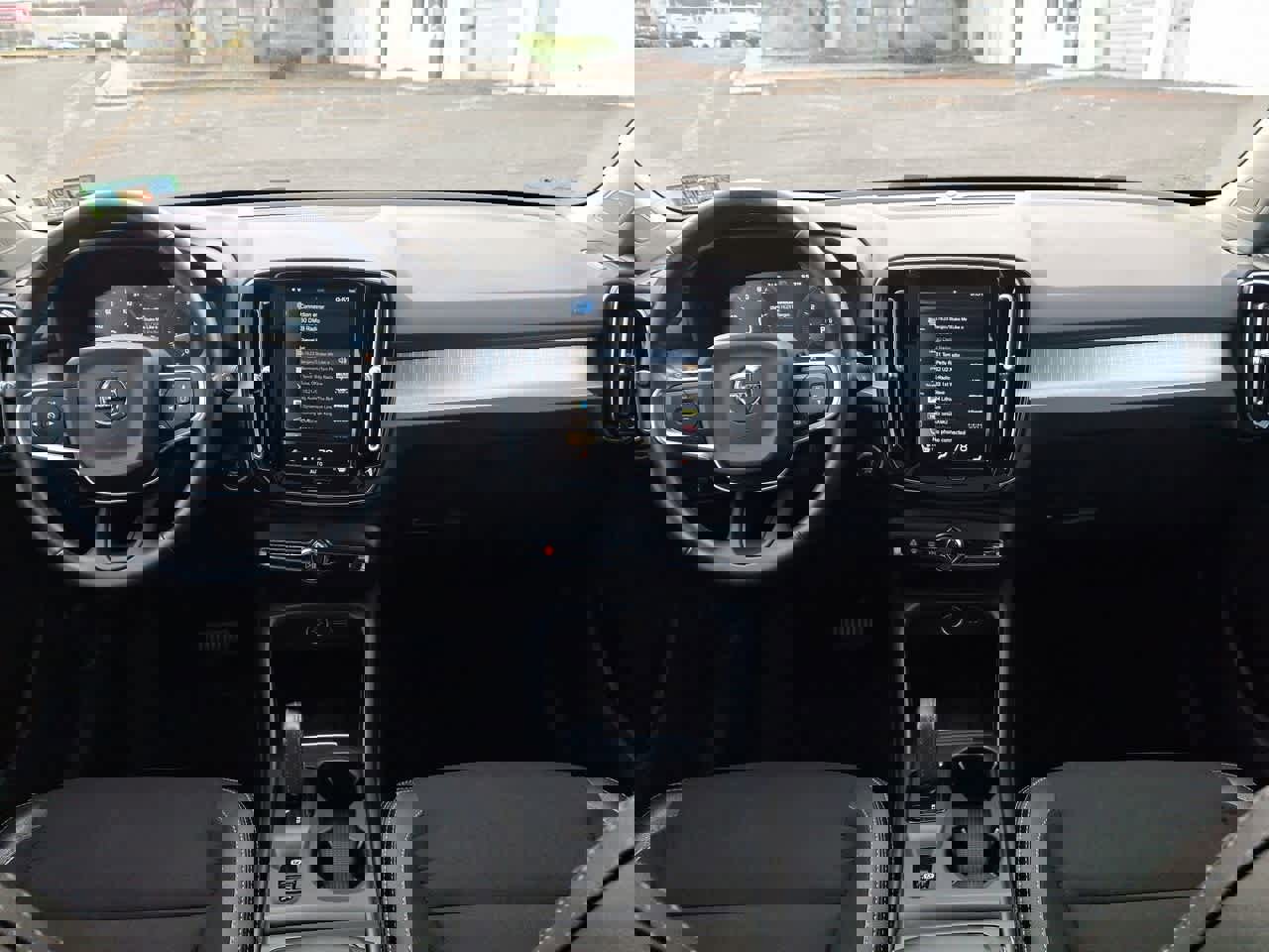 Used 2020 Volvo XC40 T5 Momentum image 10