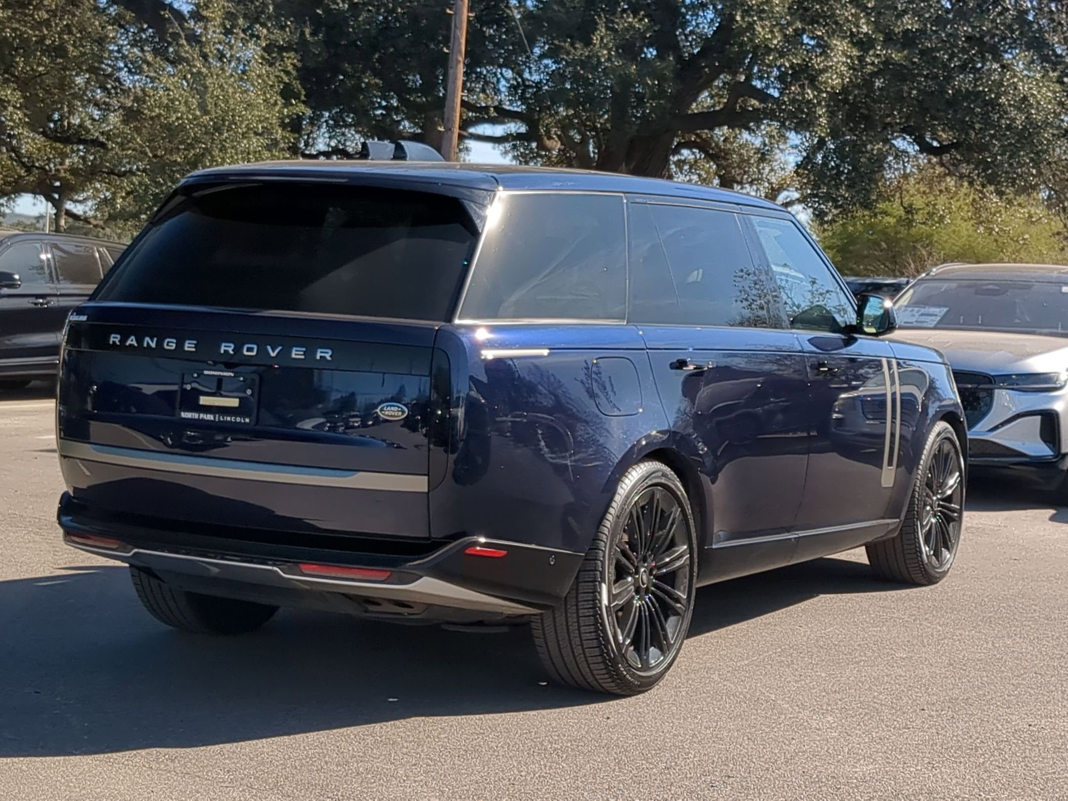 Used 2023 Land Rover Range Rover Long Wheelbase SE image 3