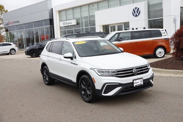 Used 2023 Volkswagen Tiguan SE w/ Panoramic Sunroof Package image 1