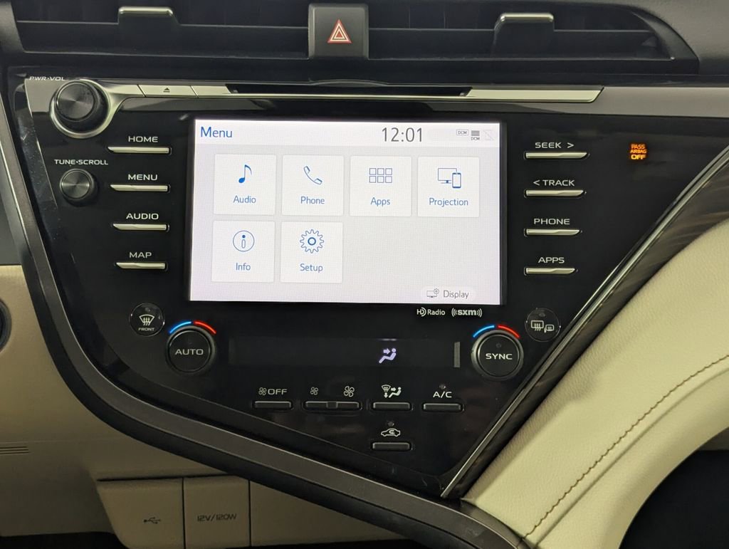 Used 2020 Toyota Camry XLE image 18