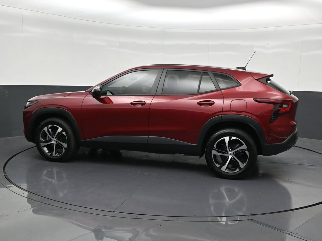 Used 2025 Chevrolet Trax RS FWD image 2