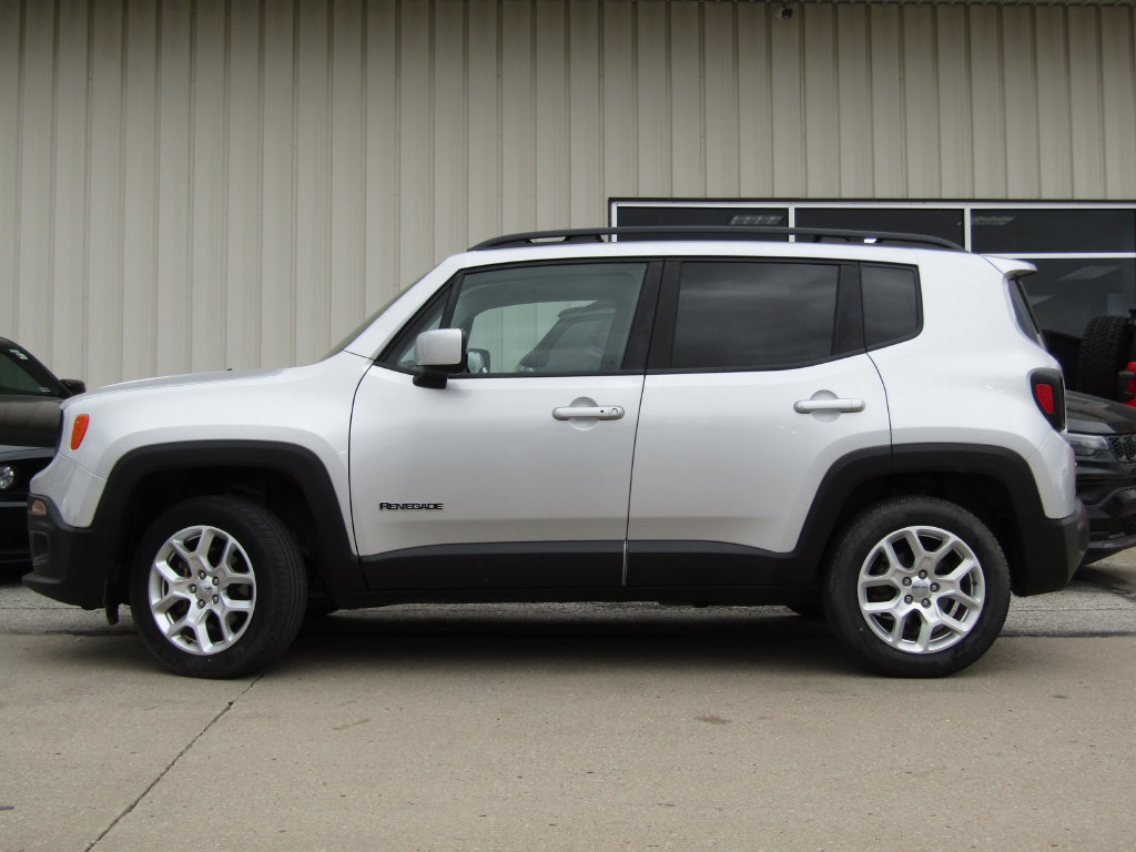 Used 2017 Jeep Renegade Latitude w/ Cold Weather Group AWD/4WD image 11