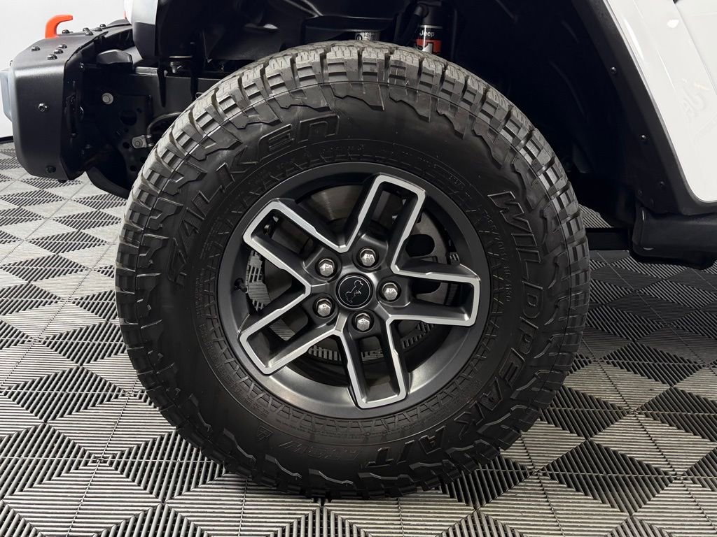 Used 2025 Jeep Gladiator Mojave AWD/4WD image 13