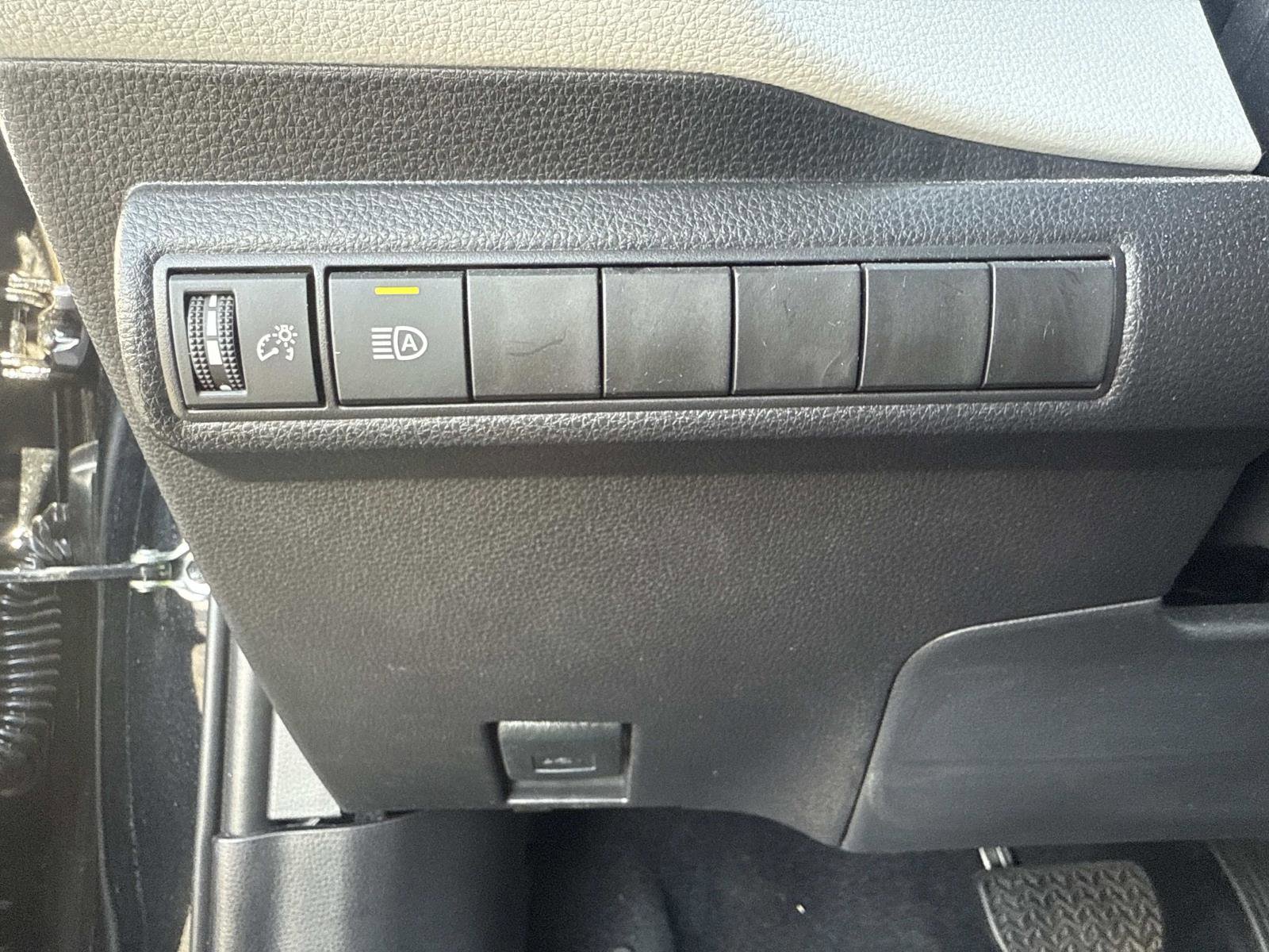 Used 2025 Toyota Corolla SE image 28