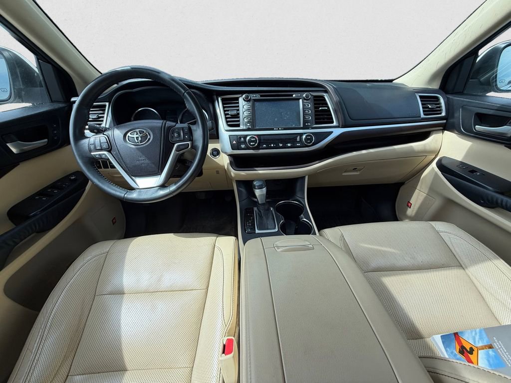 Used 2015 Toyota Highlander Limited w/ Driver Technology Package FWD image 9