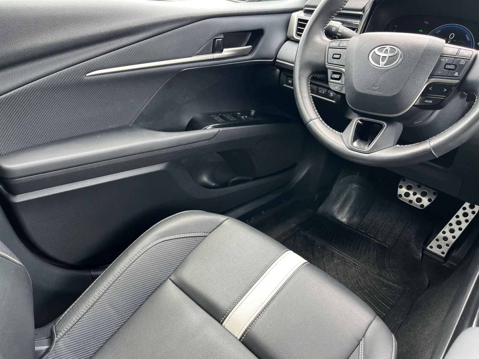 Used 2025 Toyota Camry SE FWD image 39