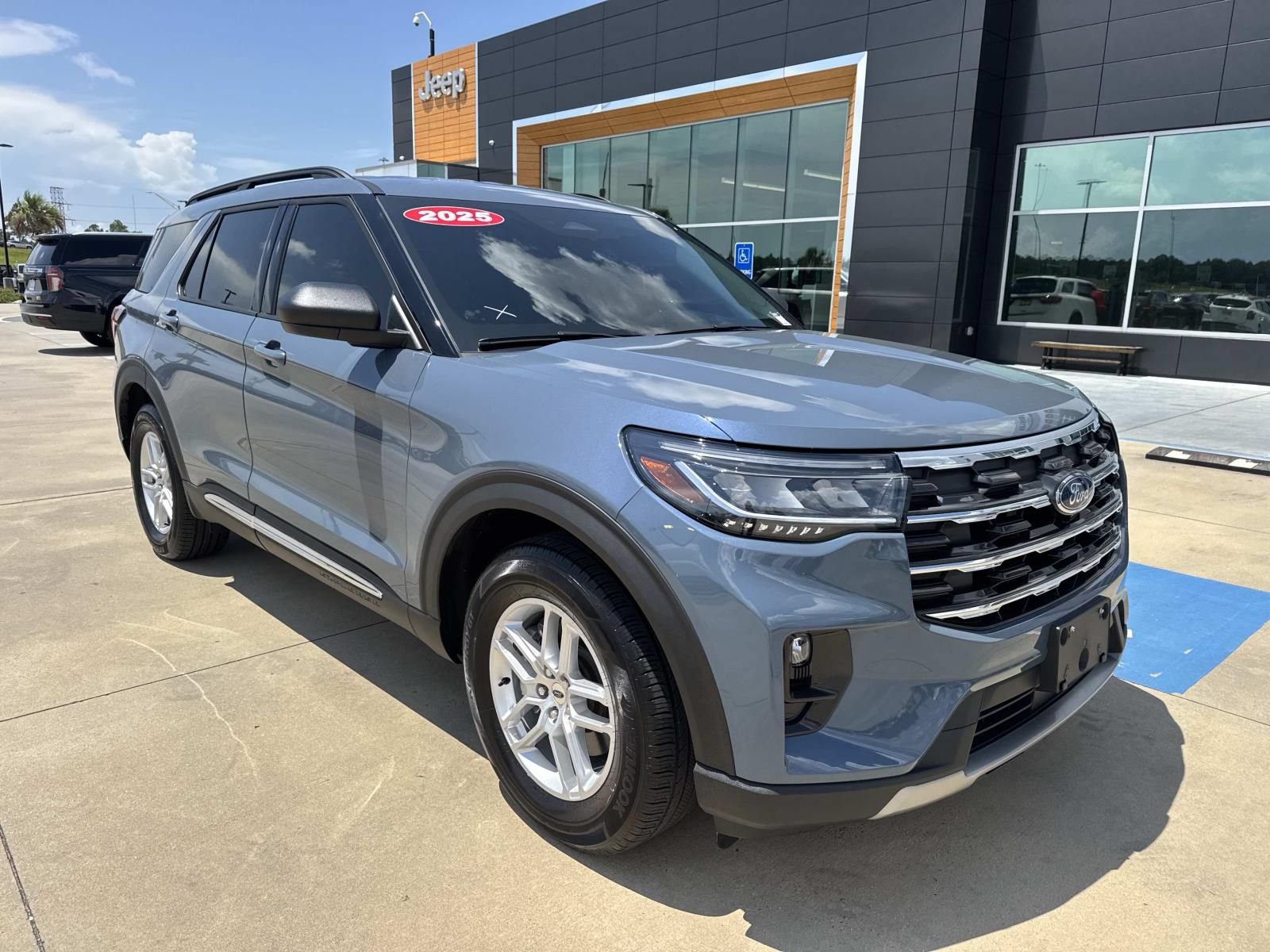 Used 2025 Ford Explorer Active w/ Active Comfort Package RWD image 1