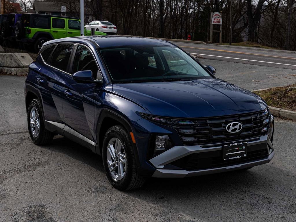 Used 2025 Hyundai Tucson SE AWD/4WD image 3
