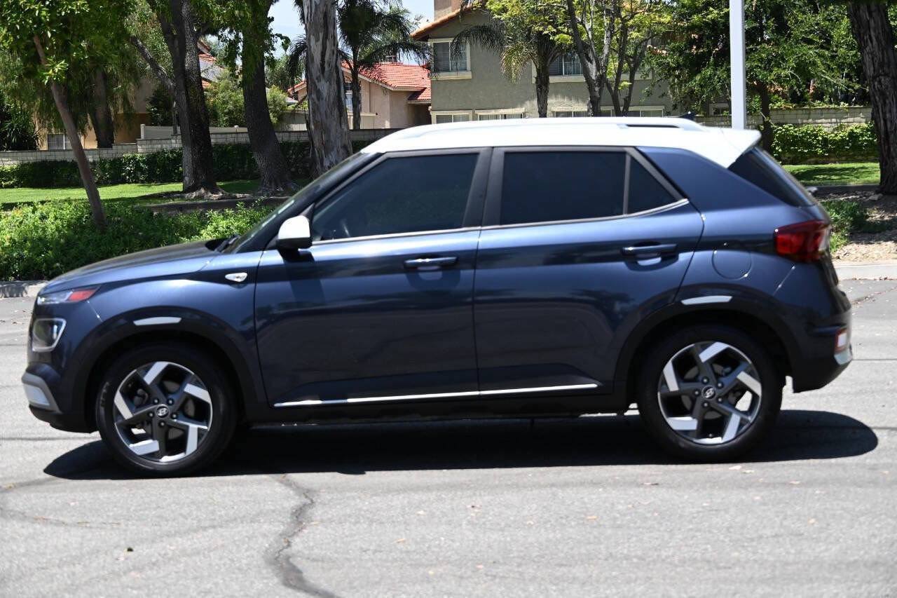 Used 2022 Hyundai Venue Limited FWD image 2