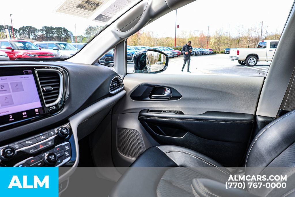 Used 2024 Chrysler Pacifica Touring-L FWD image 47