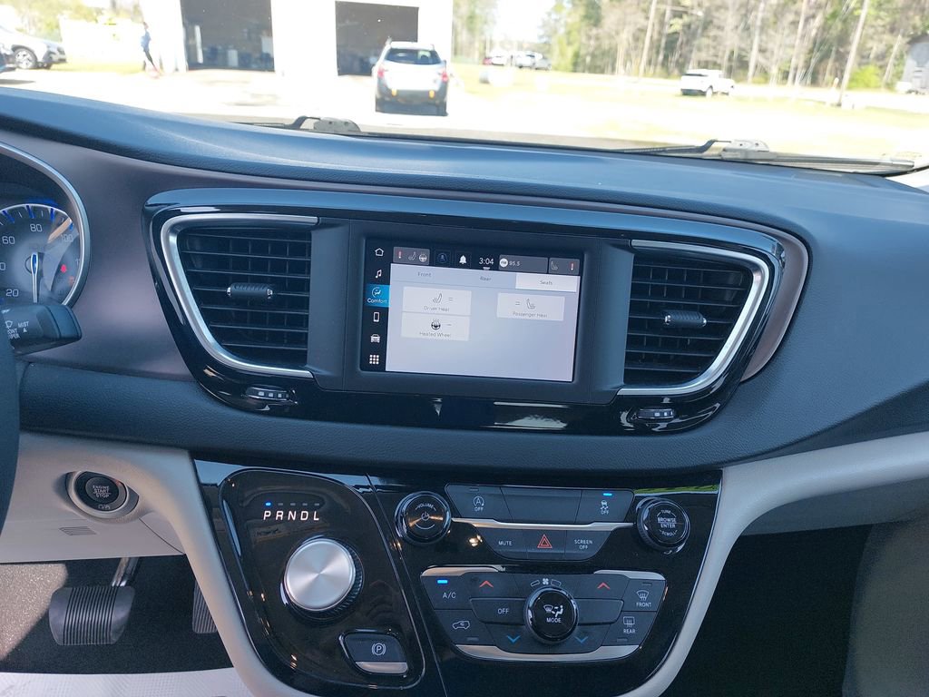 Used 2023 Chrysler Voyager LX image 16