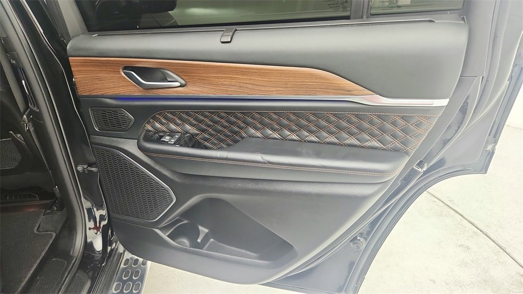 Used 2021 Jeep Grand Cherokee L Summit w/ Luxury Tech Group V image 33