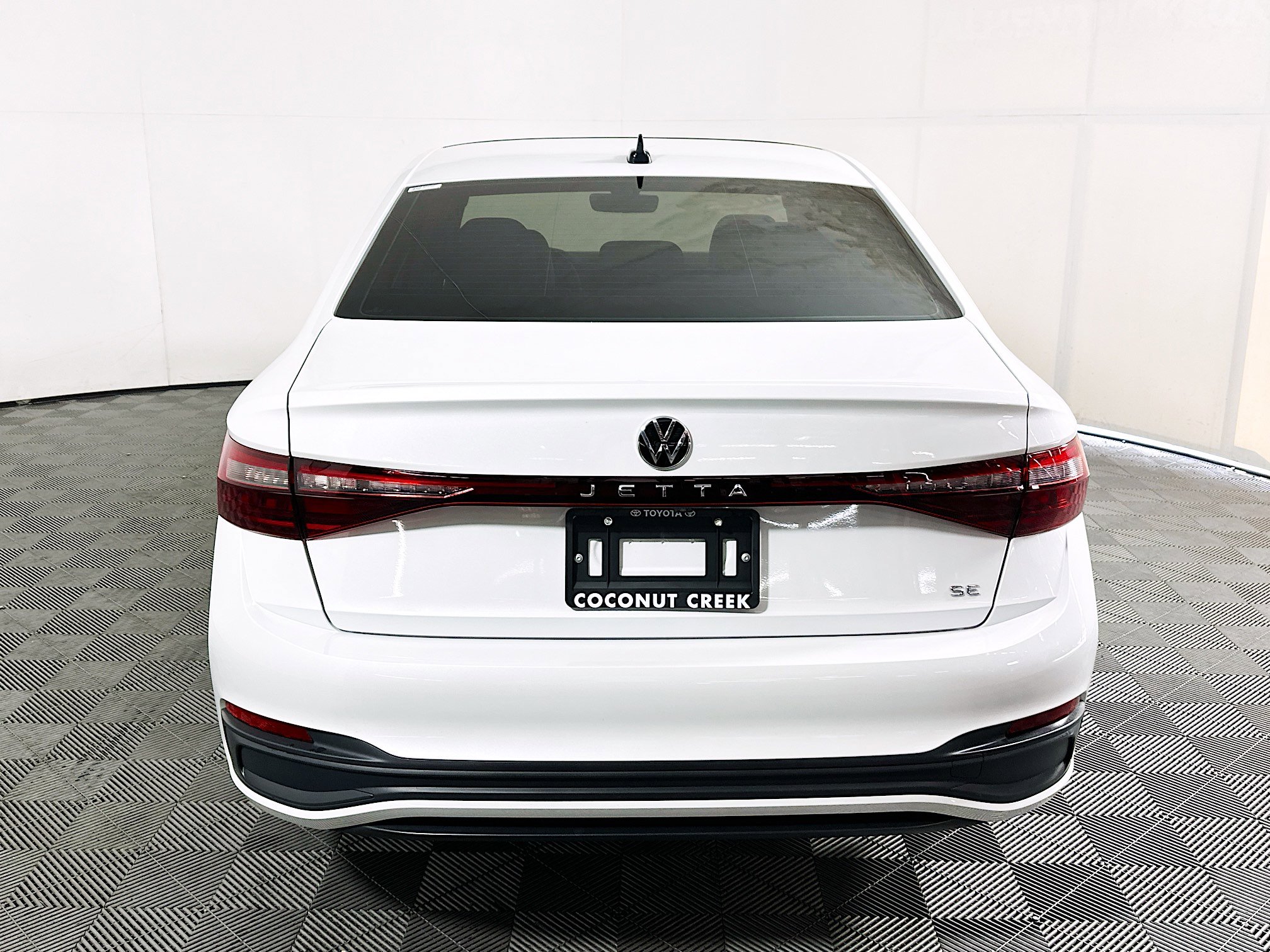 Used 2025 Volkswagen Jetta SE FWD image 4