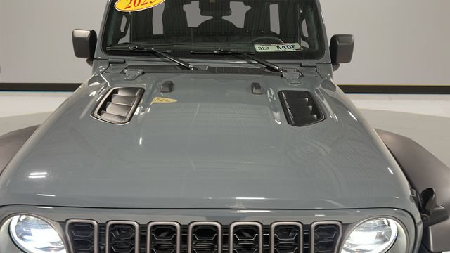 Used 2025 Jeep Wrangler Unlimited Rubicon AWD/4WD image 32