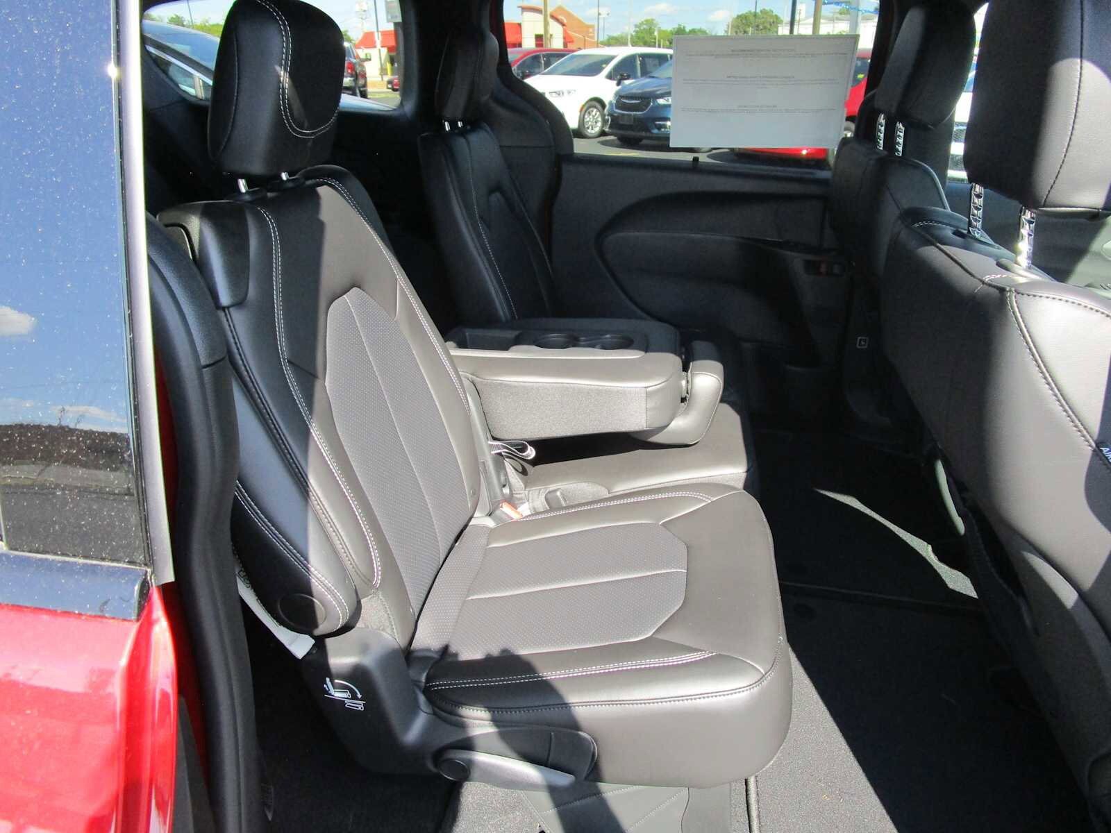 New 2026 Chrysler Pacifica Select FWD image 12