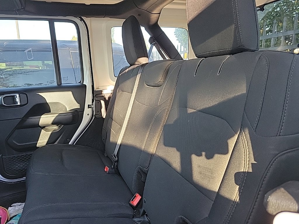 Used 2018 Jeep Wrangler Unlimited Sahara AWD/4WD image 13