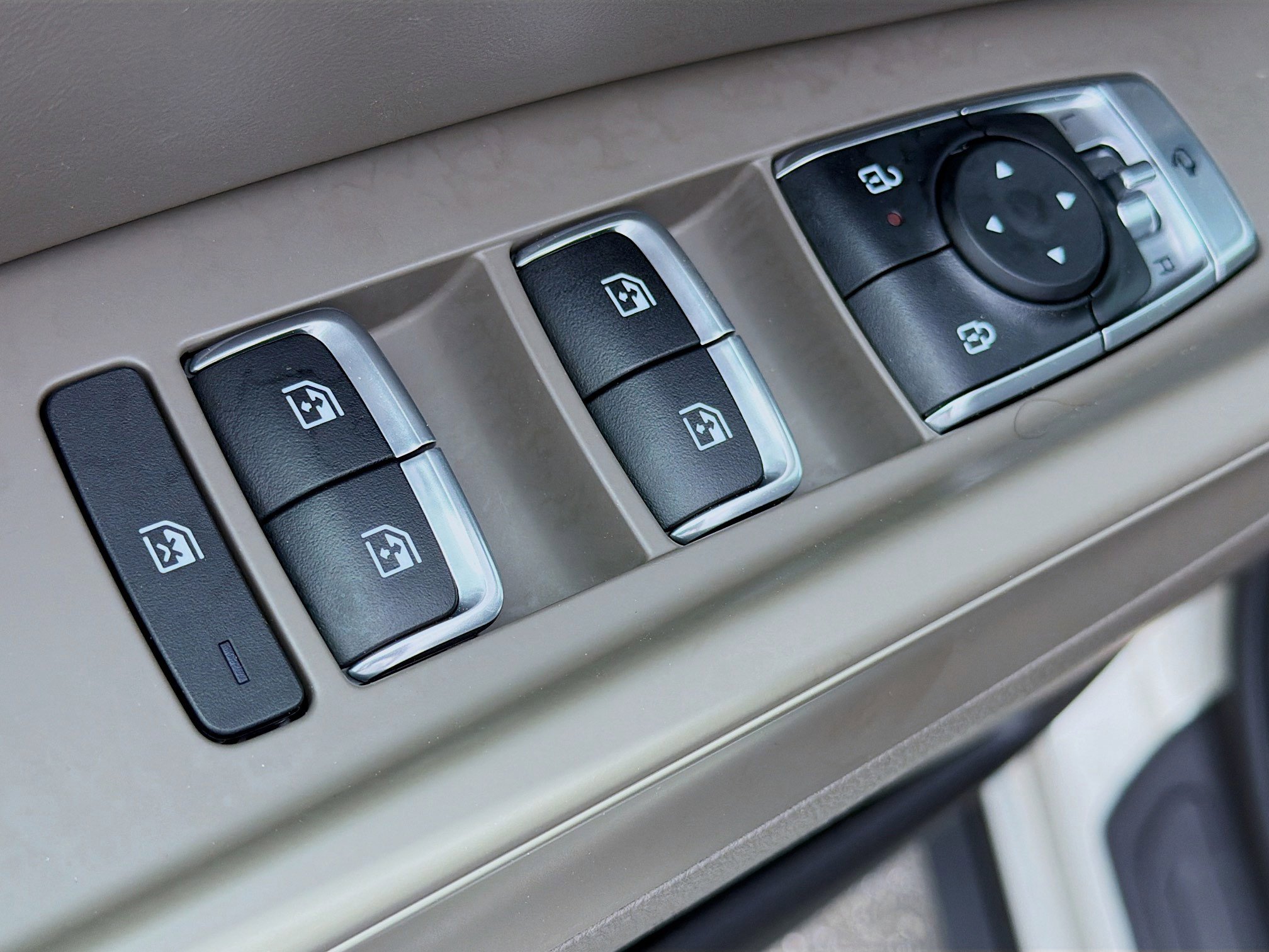 Used 2025 Kia Carnival EX image 25