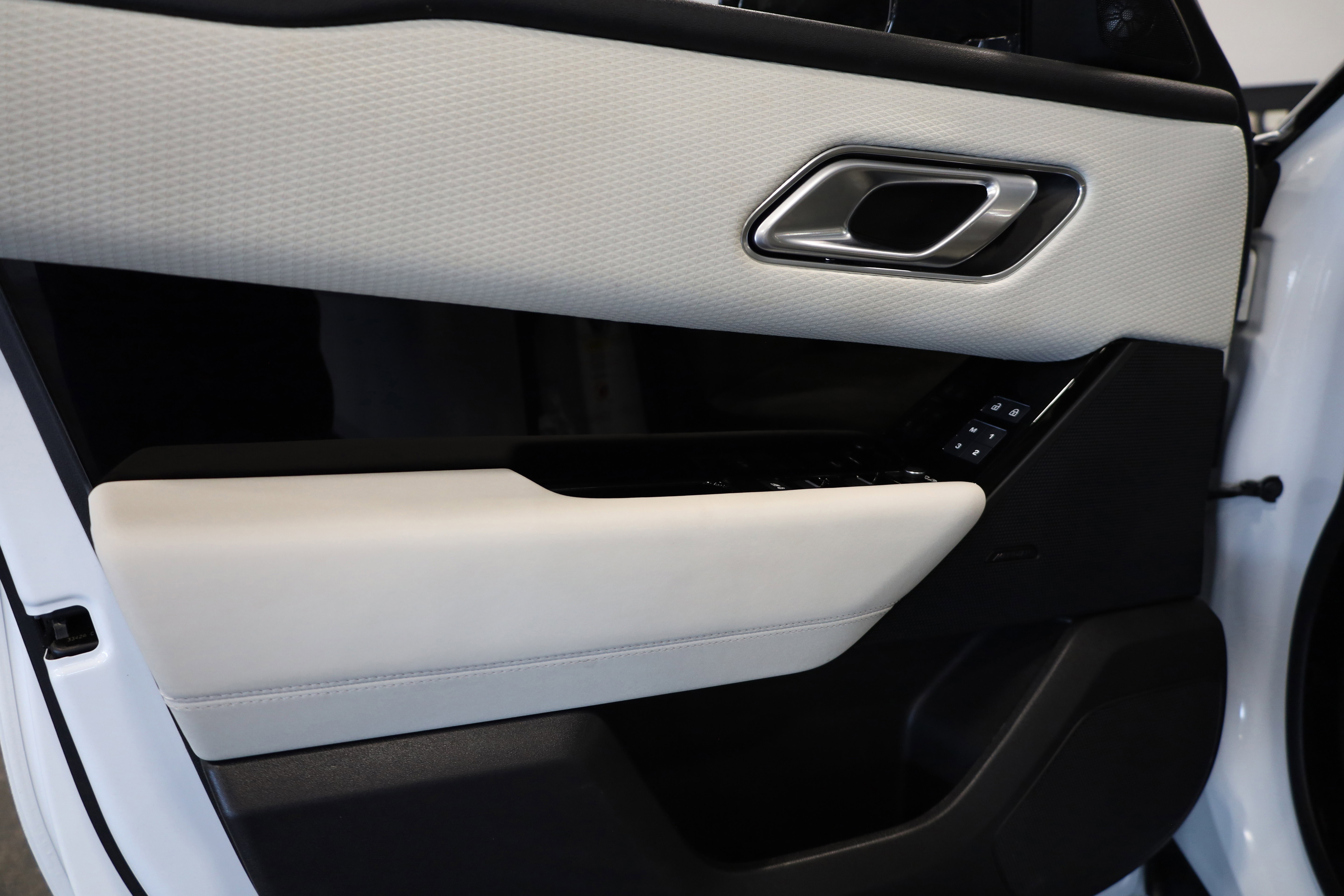 Used 2023 Land Rover Range Rover Velar R-Dynamic S image 14