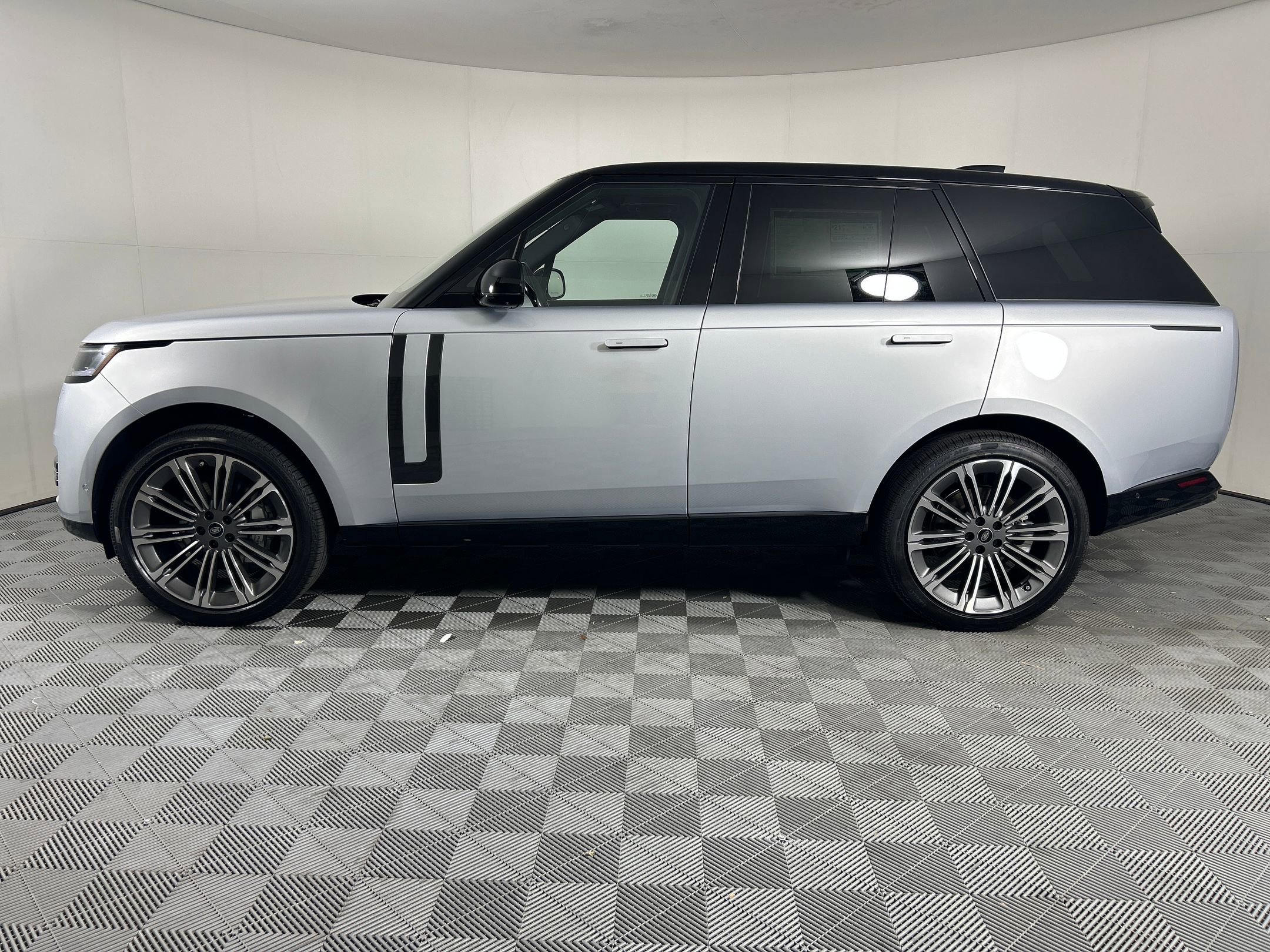 New 2025 Land Rover Range Rover SE image 2