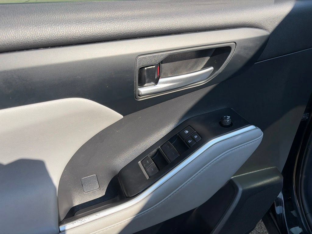 Used 2021 Toyota Highlander XLE AWD/4WD image 11