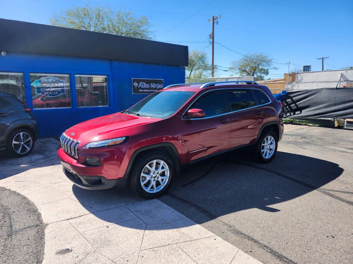 Used 2017 Jeep Cherokee Latitude image 2
