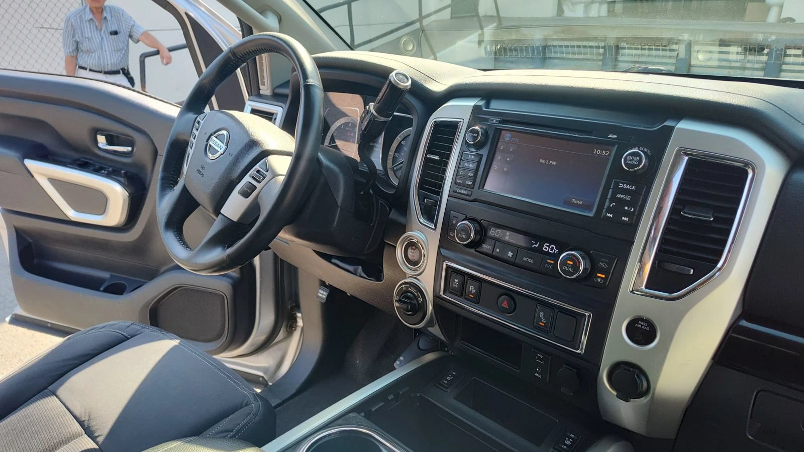 Used 2017 Nissan Titan SV AWD/4WD image 15
