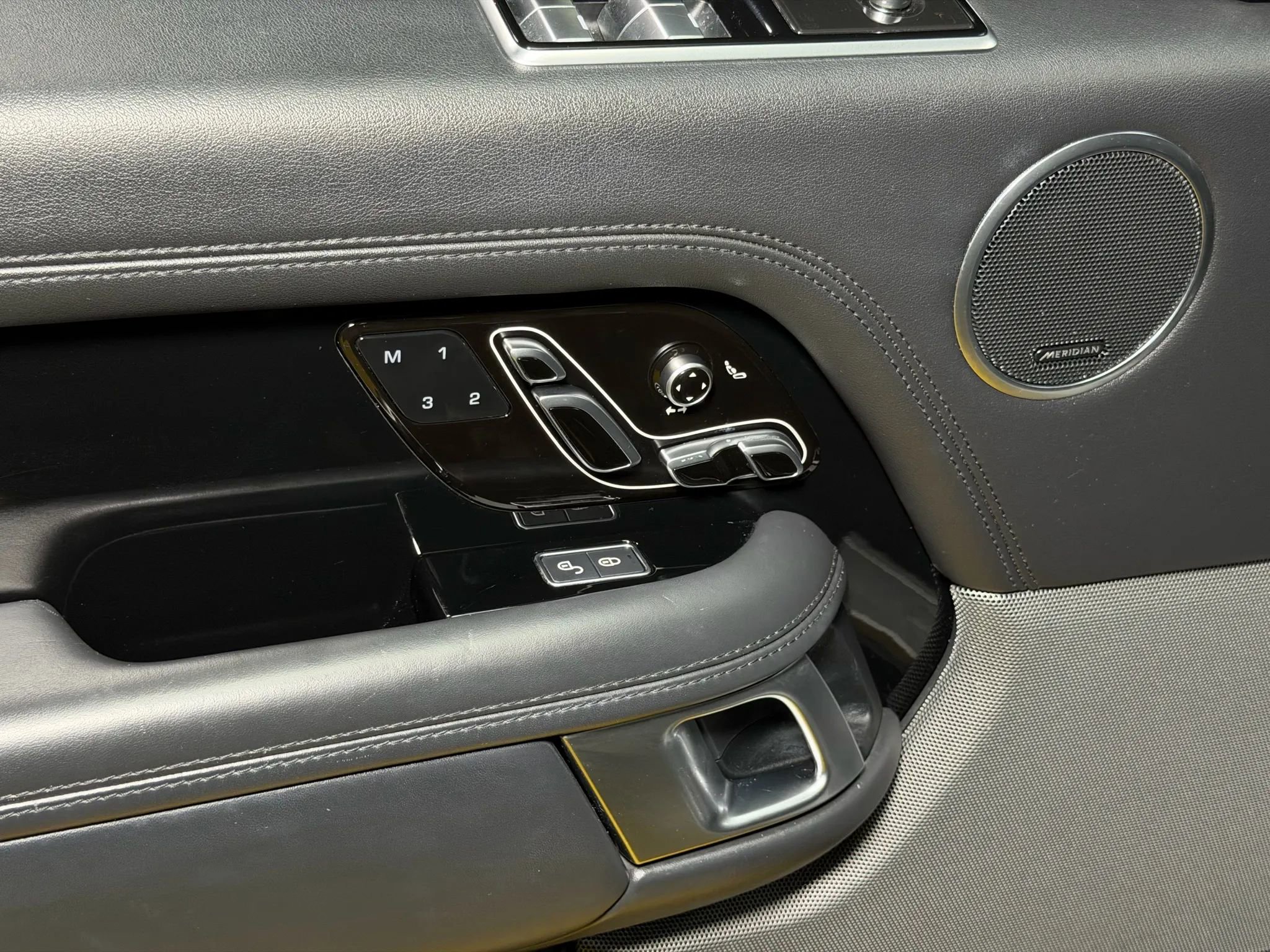 Used 2020 Land Rover Range Rover HSE image 39