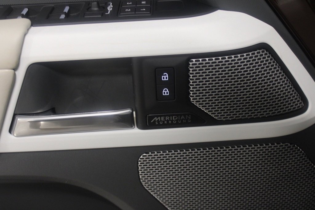 Used 2023 Land Rover Defender 130 SE image 19