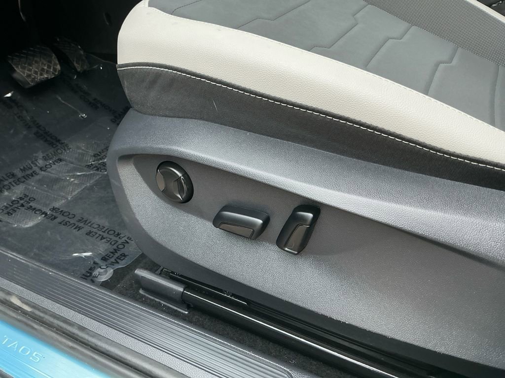 Used 2025 Volkswagen Taos SE image 22