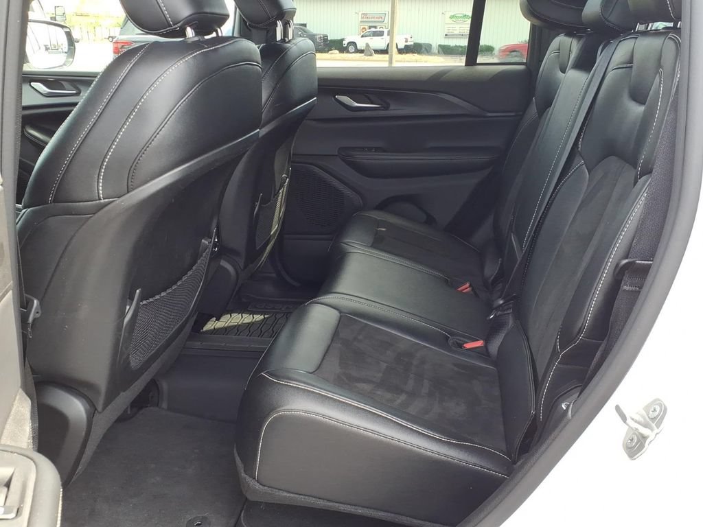 Used 2023 Jeep Grand Cherokee Altitude AWD/4WD image 5