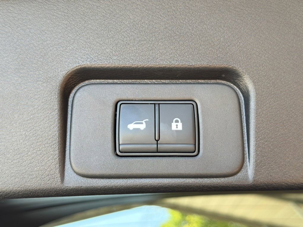 Used 2025 Nissan Rogue SV image 34