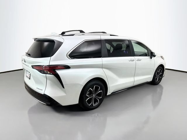Used 2025 Toyota Sienna Platinum AWD/4WD image 7