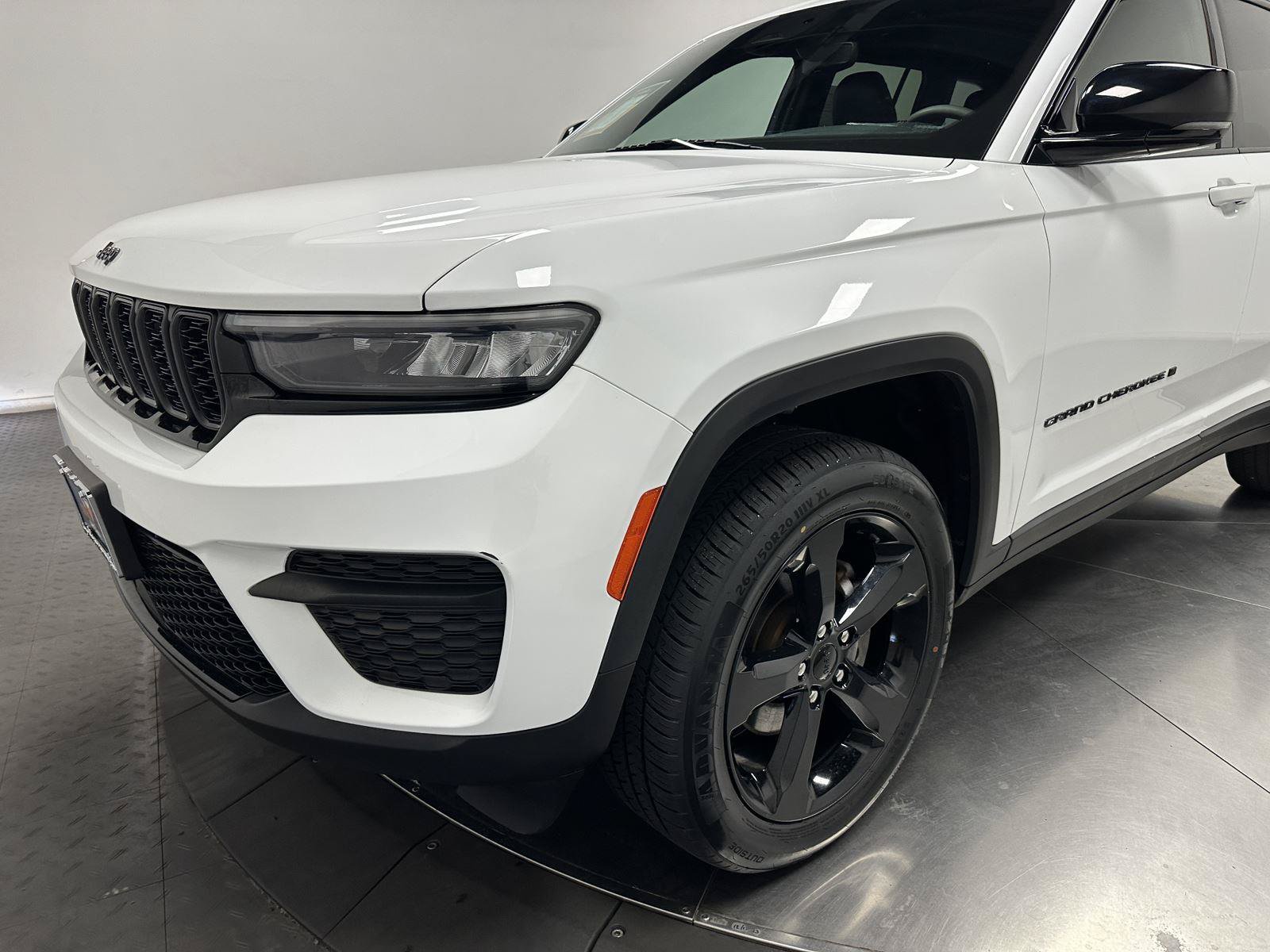 Used 2023 Jeep Grand Cherokee Altitude AWD/4WD image 7