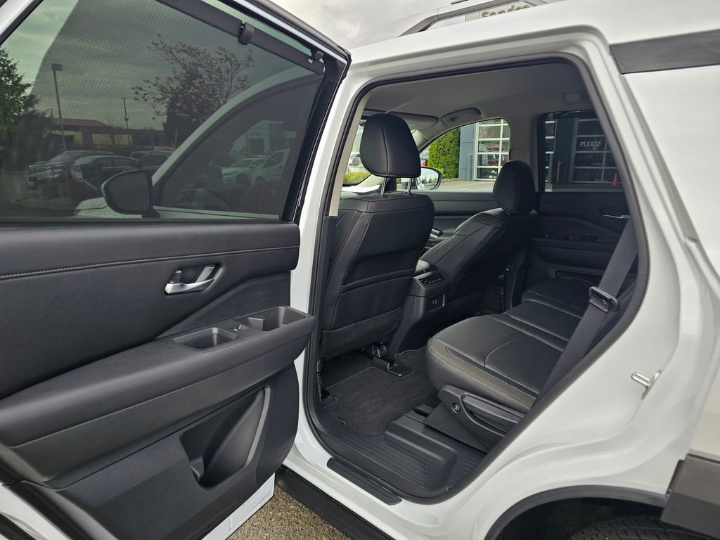 Certified 2025 Nissan Pathfinder SL image 12