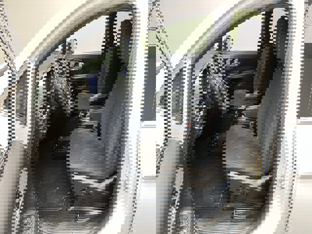 Used 2023 Chrysler Pacifica Touring image 3