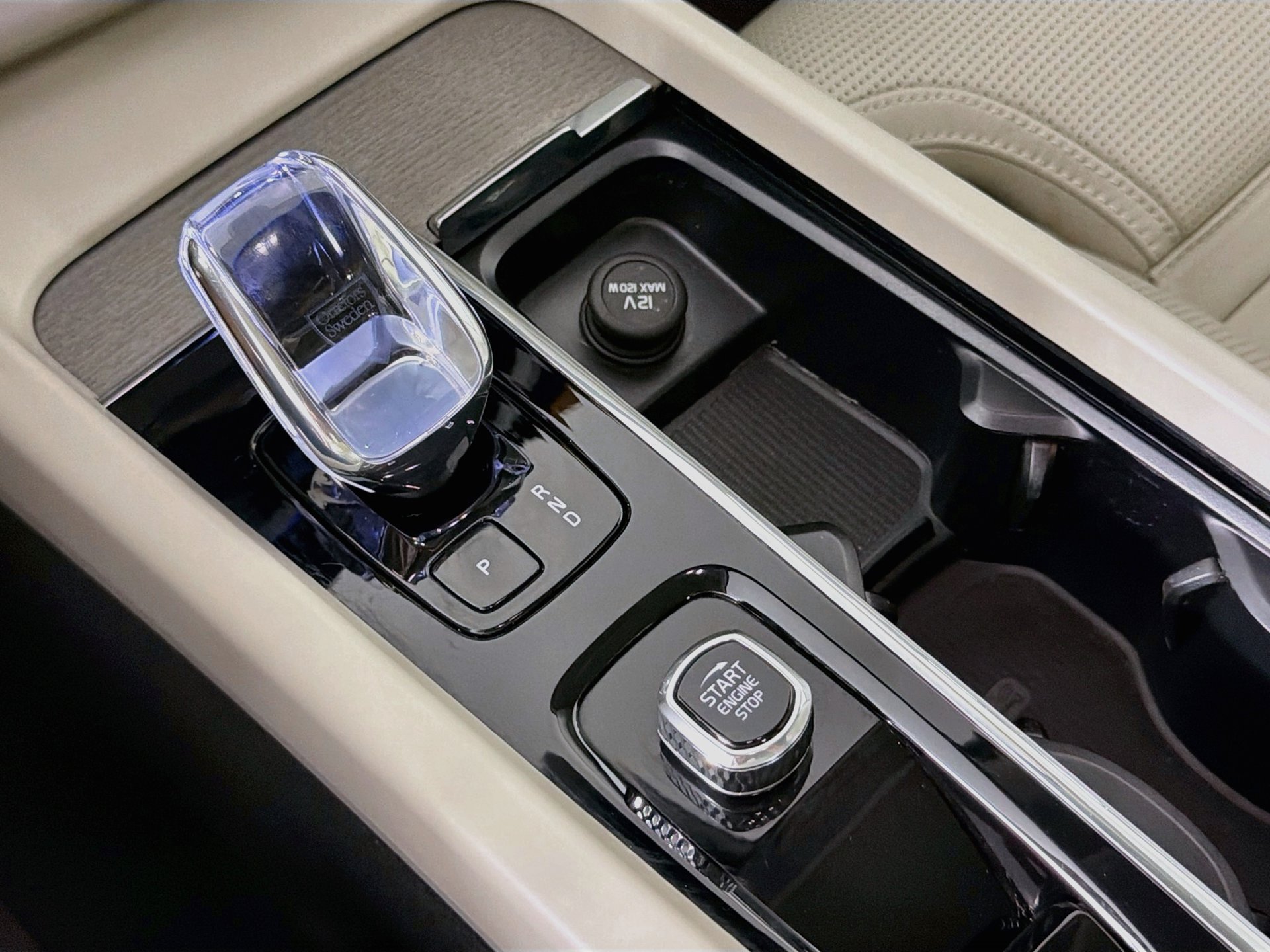 Certified 2023 Volvo XC60 B5 Ultimate w/ Climate Package FWD image 18