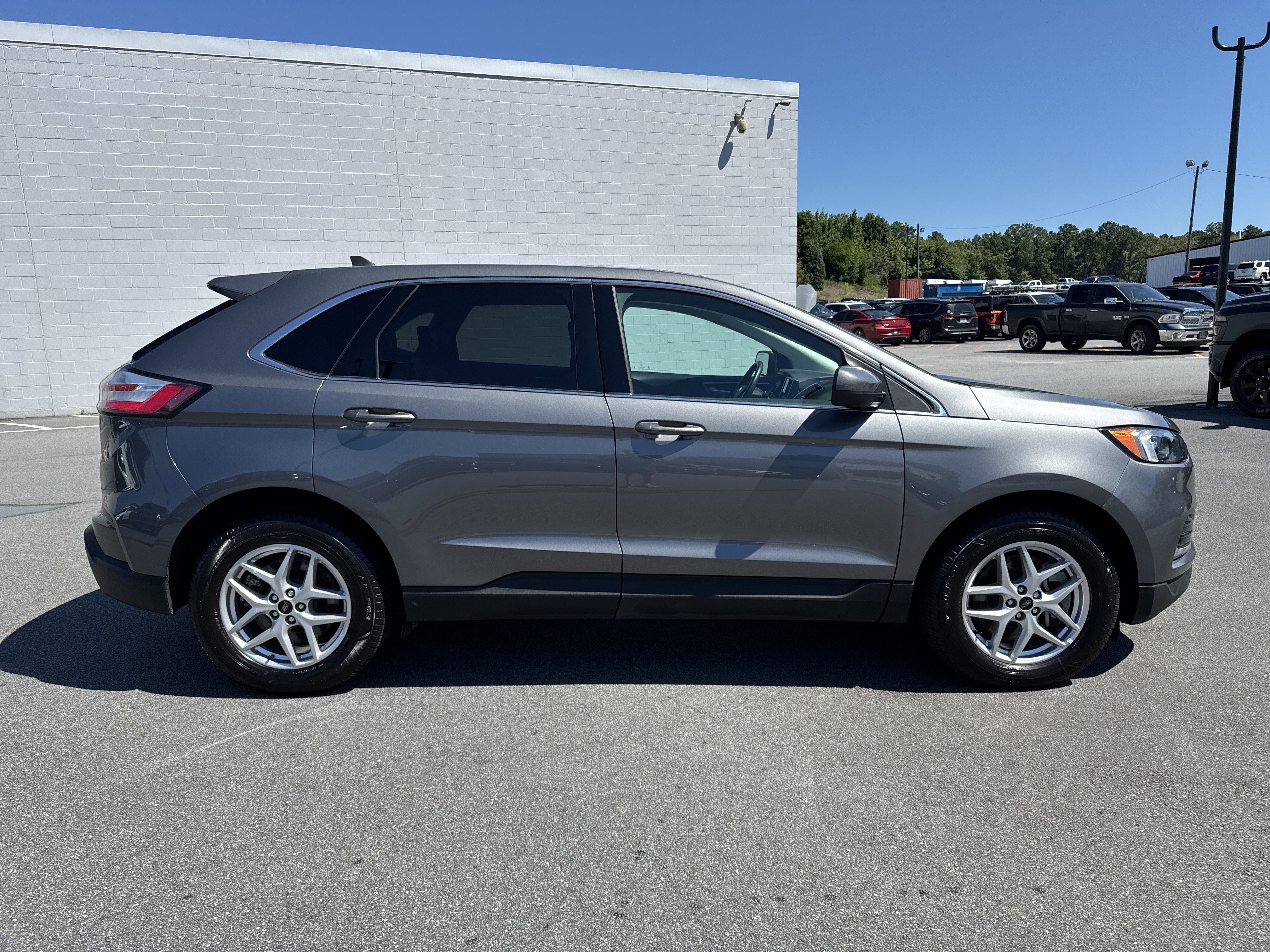 Used 2023 Ford Edge SEL image 9