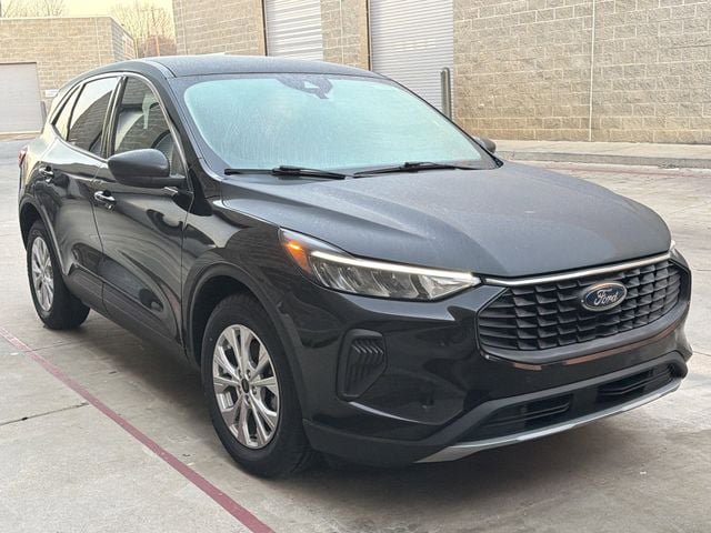 Used 2023 Ford Escape Active w/ Cold Weather Package FWD image 4