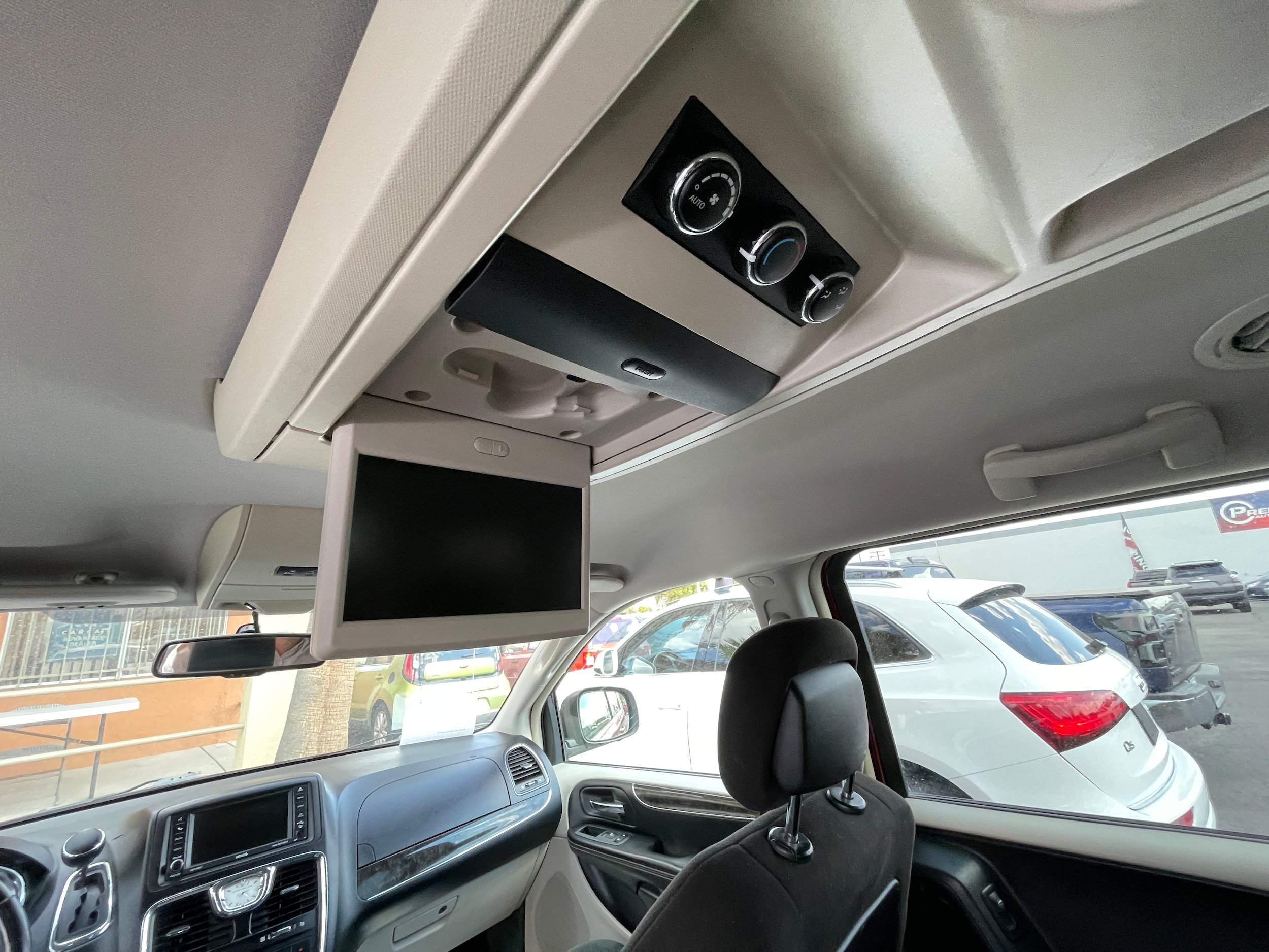 Used 2012 Chrysler Town & Country Touring w/ Entertainment Group #1 FWD image 19