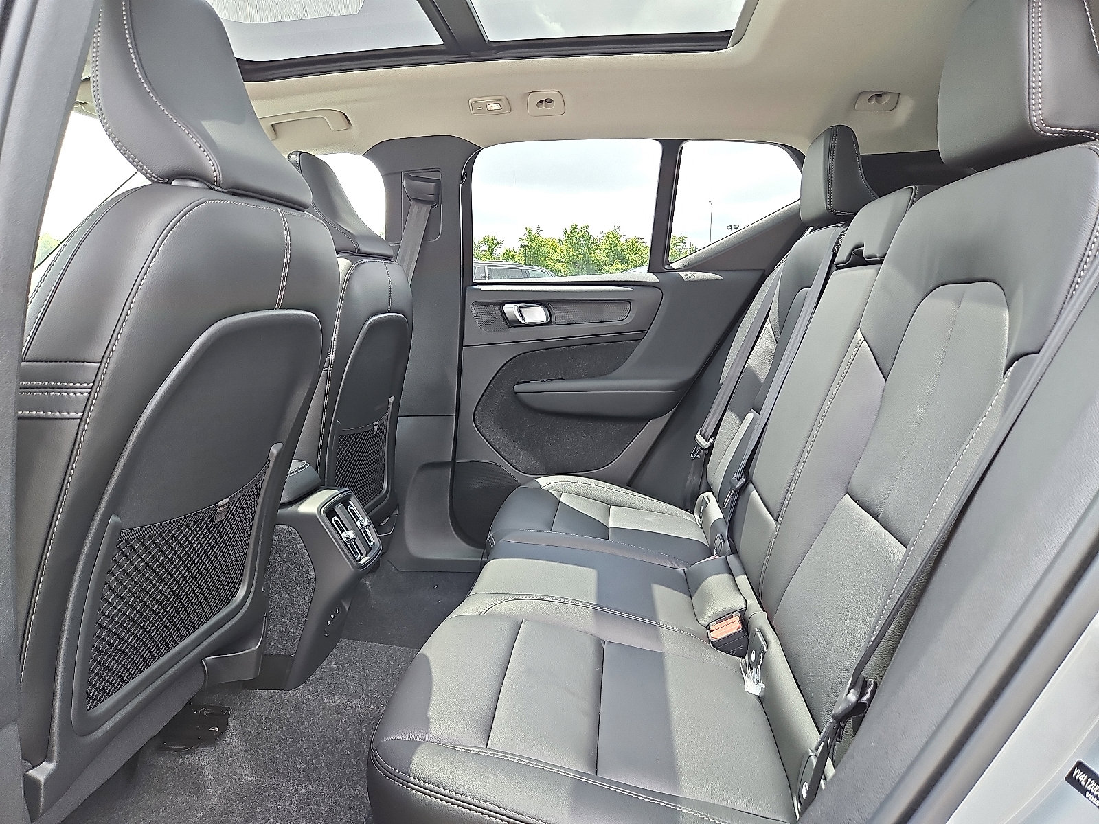 New 2026 Volvo XC40 B5 Plus w/ Protection Package Premier AWD/4WD image 8