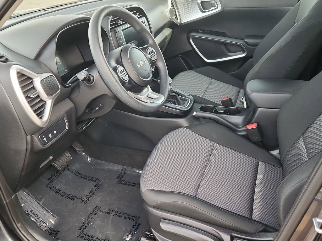 Used 2025 Kia Soul LX FWD image 7