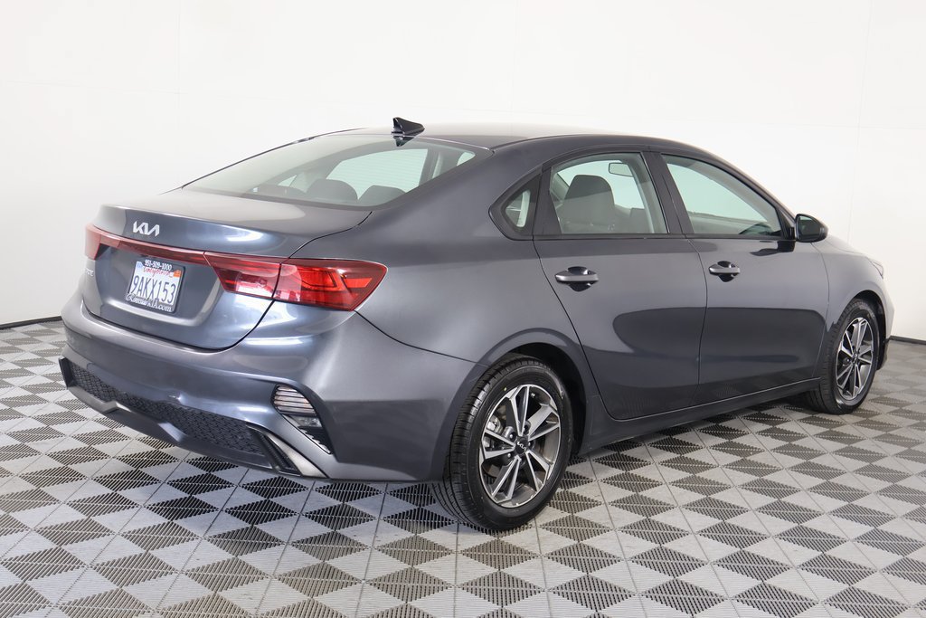 Used 2022 Kia Forte LXS FWD image 3