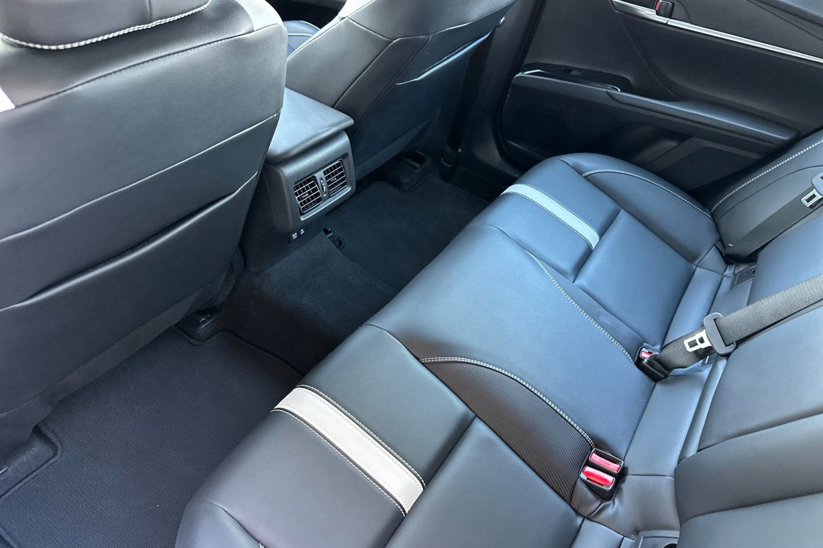 Used 2025 Toyota Camry SE image 13