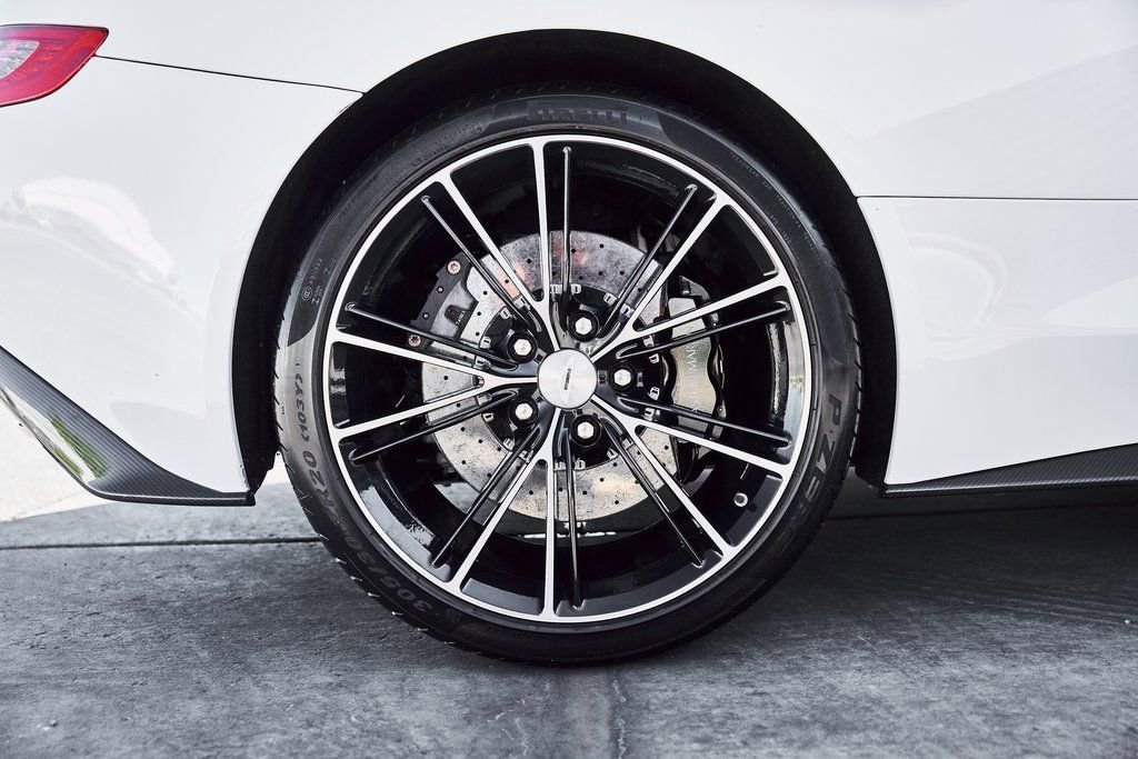 Used 2017 Aston Martin Vanquish S image 31