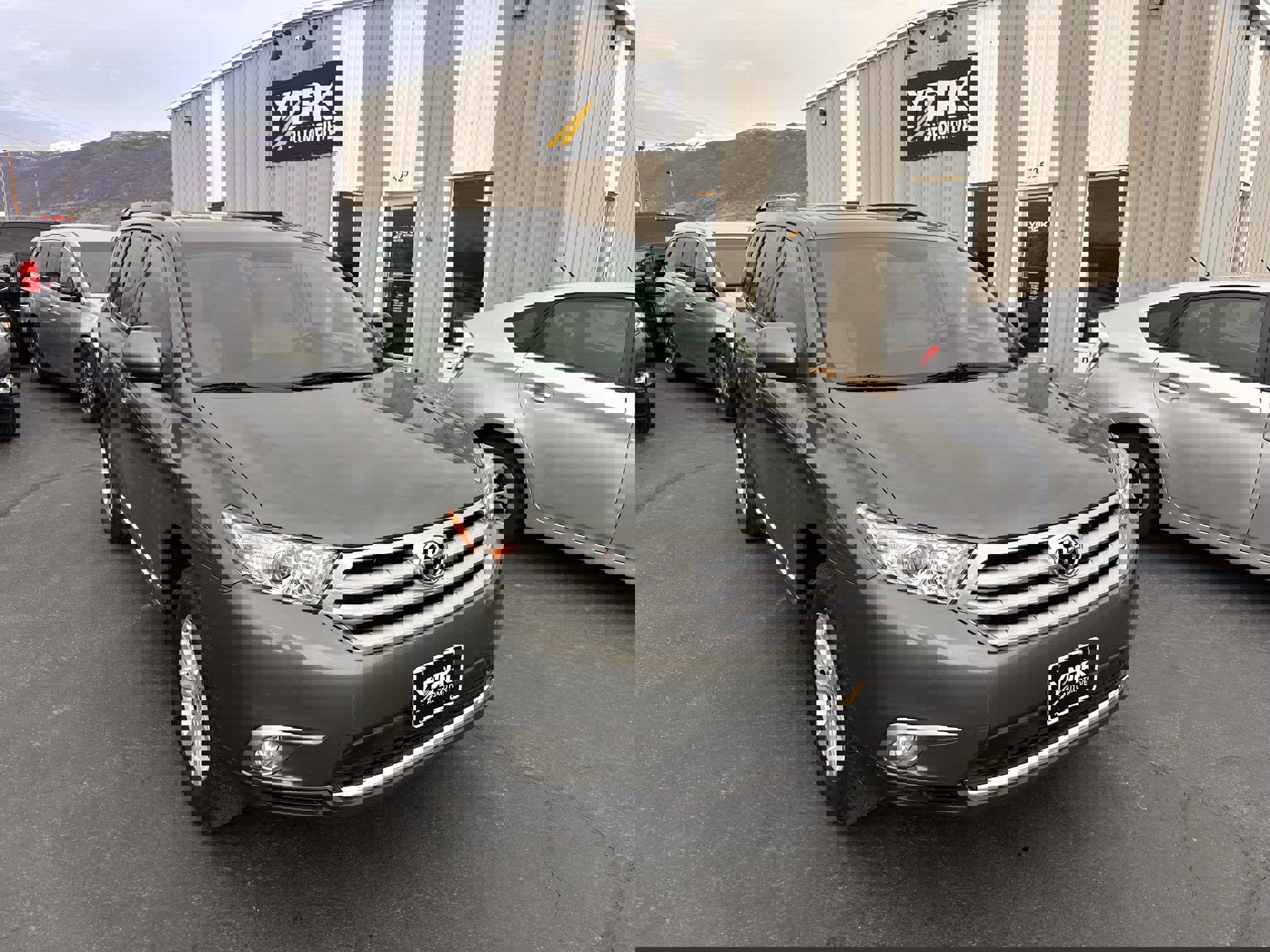 Used 2011 Toyota Highlander SE w/ Tow Pkg AWD/4WD image 1