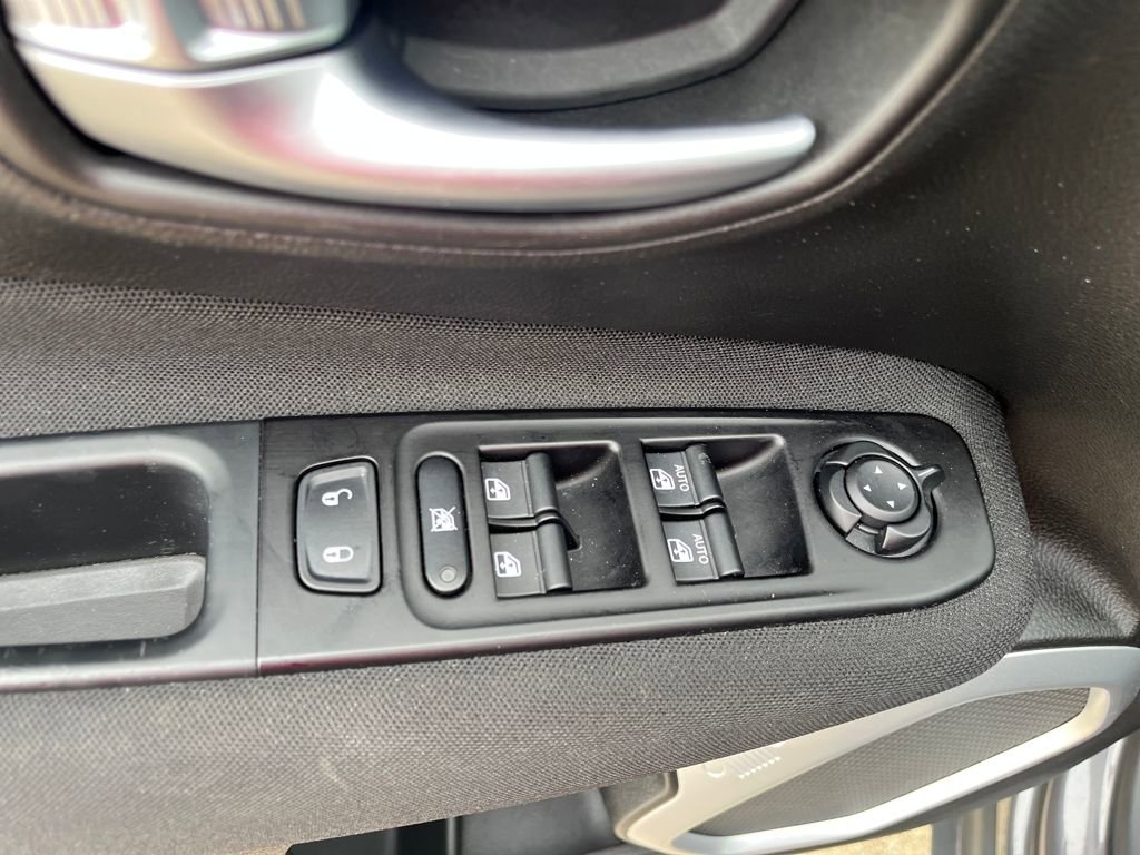 Used 2021 Jeep Renegade Latitude image 14